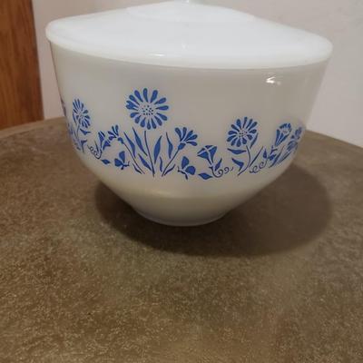 Marble lot with white milk glass bowl