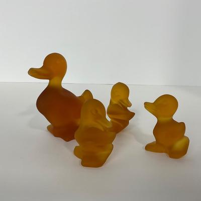 -77- FOSTORIA | Crystal Frosted Amber Momma Duck & Ducklings