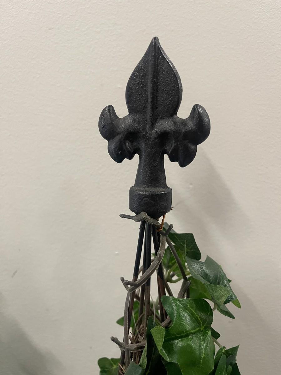 Ivylis Lot of 2 Decorative Ivy Plants with Fleur de Lis Finials | EstateSales.org