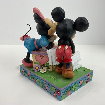 -48- ENESCO | Jim Shore â€œKissing Boothâ€ Figure
