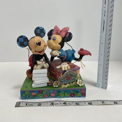 -48- ENESCO | Jim Shore â€œKissing Boothâ€ Figure