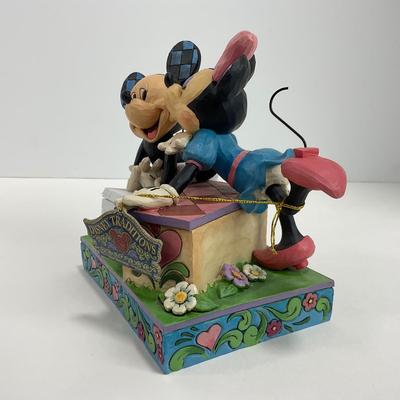 -48- ENESCO | Jim Shore â€œKissing Boothâ€ Figure
