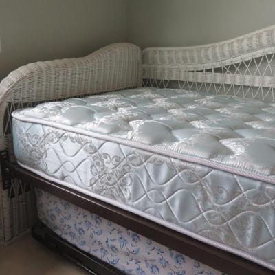 White Twin Size Wicker Day Bed w/ Trundle GREAT CONDITION â€˜COMES W/ MATTRESSES!â€™ See Pictures