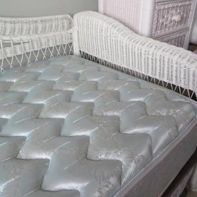 White Twin Size Wicker Day Bed w/ Trundle GREAT CONDITION â€˜COMES W/ MATTRESSES!â€™ See Pictures