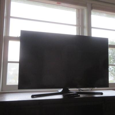 SAMSUNG 40 INCH LED FLAT SCREEN TV MODEL UN 43J5200 A F WITH REMOTE
