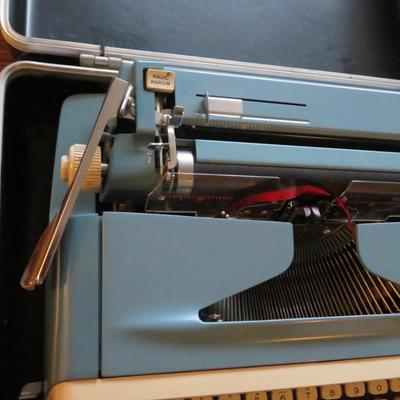 1970s Royal Sabre Portable Typewriter BLUE Working with Hard Case