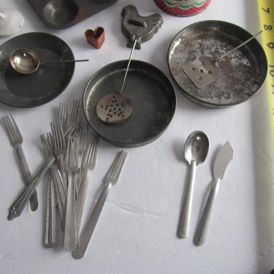 Lot of Vintage Kid's Kitchenware Toys and Washboard