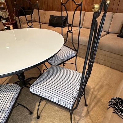 Polished white with tulip style medal pedestal and 6 metal and freshly upholstered chairs