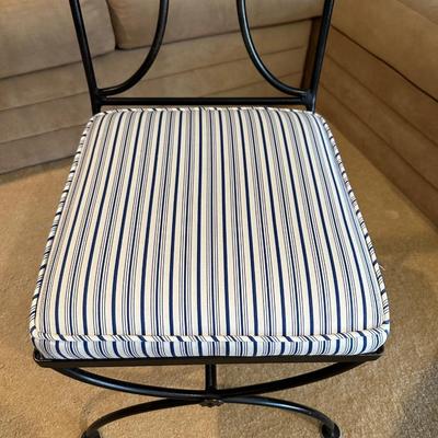 Polished white with tulip style medal pedestal and 6 metal and freshly upholstered chairs