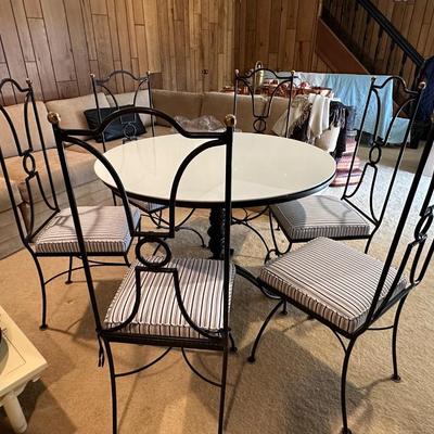 Polished white with tulip style medal pedestal and 6 metal and freshly upholstered chairs