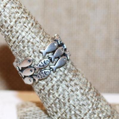 Size 9 Interesting "School of Fish" Infinity Style Ring on a Silver Tone Band (4.8g)