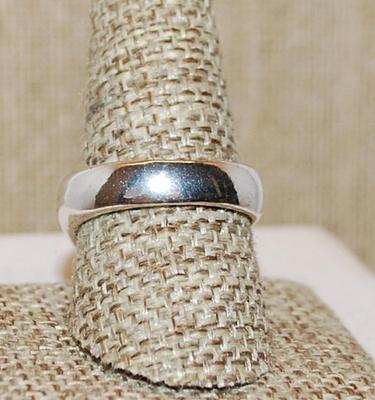 Size 10 Full Face SKULL & "Hands" Ring on a Solid Silver Tone Band (8.7g)