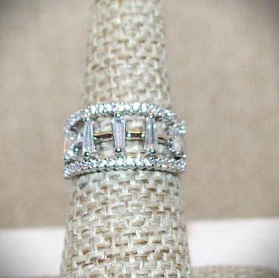 Size 6½ Marked .925 Trapezoid Clear Stone Columns with 2 Rows of Top & Bottom Accent Stones on a Silver band (3.3g)