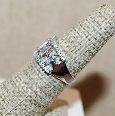 Size 6½ Marked .925 Trapezoid Clear Stone Columns with 2 Rows of Top & Bottom Accent Stones on a Silver band (3.3g)
