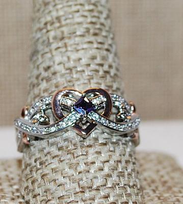 Size 10 ½ Intertwined 2-Tone HEART & SWIRLS Ring with a Tiny Purple Stone on a Silver Tone Band (3.3g)