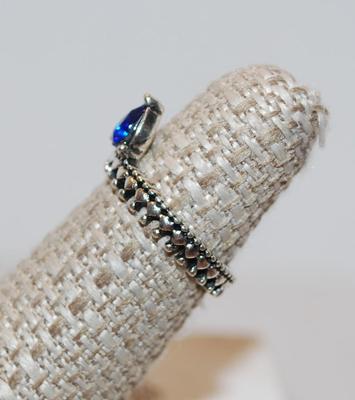 Size 6 Single Pear Shape Dark Blue Stone Ring on a Silver Tone Pointed Band (1.9g)