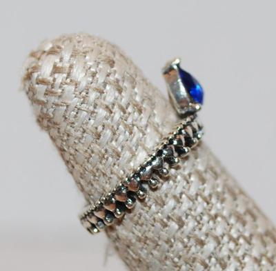 Size 6 Single Pear Shape Dark Blue Stone Ring on a Silver Tone Pointed Band (1.9g)