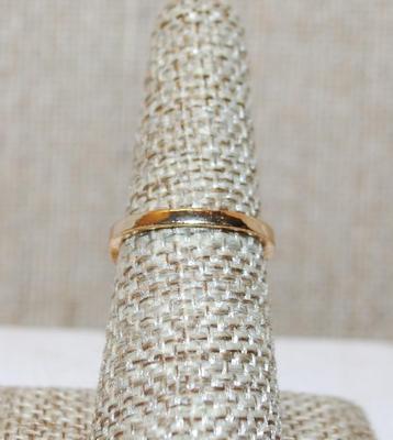 Size 6¾ Red 3 Prong Single Center Stone Ring with a "V" Accent of Clear Stones on a Gold Tone Band (2.8g)