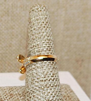 Size Triple Flower Petals Brilliant Stones Party Ring on a Glittery GOLD Tone Band (7.1g)