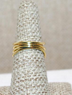 Size 6 Contemporary Style Setting with 2 Round Clear Stones on a Gold Tone Wired Band (4.0g)