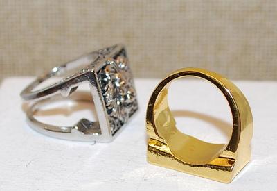 Size 7 ½ Unique Slide-In "HIDDEN COMPARTMENT" LION Face Ring with on a Silver-Tone Band (21.0g)
