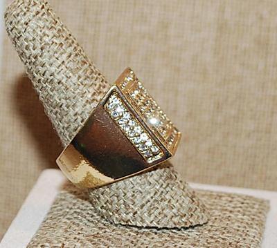 Size 9½ Pre-Owned Rows & Rows of Clear Glittery Stones Party Ring on a Solid Gold Tone Band (16.7g)