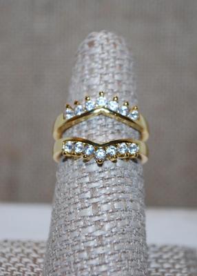Size 7 Split 2 Tier Setting & Clear Stones Ring on a Gold Tone Band (5.1g)