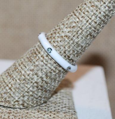 Size 7 WHITE Enamel Ring with 6 Rhinestones Around the Band (2.2g)