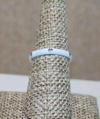 Size 7 WHITE Enamel Ring with 6 Rhinestones Around the Band (2.2g)