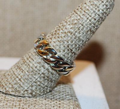 Size 7 Two Tone Gold & Silver Chain Link Style Ring on a Silver Tone Band (4.7g)