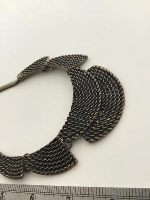 Unmarked collar necklace