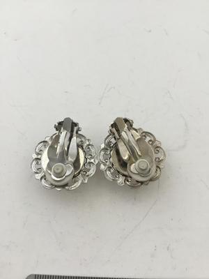 Vintage unmarked fashion clip on earrings