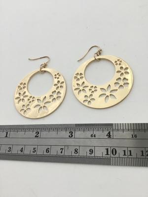 Unmarked gold tone hoop earrings