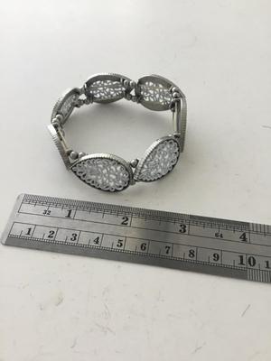 Stretchy white unmarked fashion bracelet