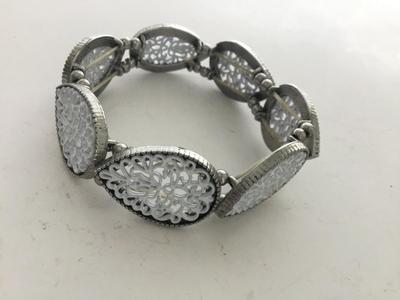 Stretchy white unmarked fashion bracelet