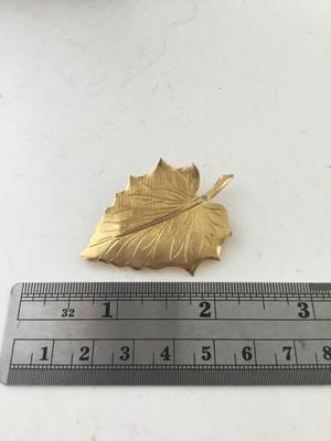 Gold tone leaf pin vintage