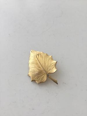 Gold tone leaf pin vintage