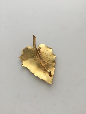 Gold tone leaf pin vintage