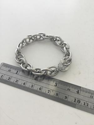 Stretchy chain like stretchy bracelet