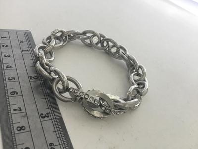 Stretchy chain like stretchy bracelet
