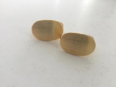 Unmarked vintage screw on earrings