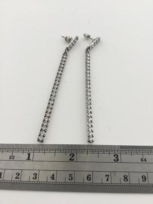 Unmarked dangle long fashion earrings