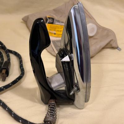 GE Vintage Travel Iron with Bag/Paperwork/Water Holder; Tested/Works