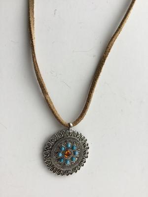 Unmarked faux leather fashion necklace
