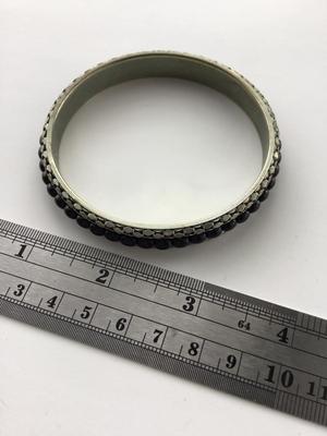 Unmarked fashion bracelet