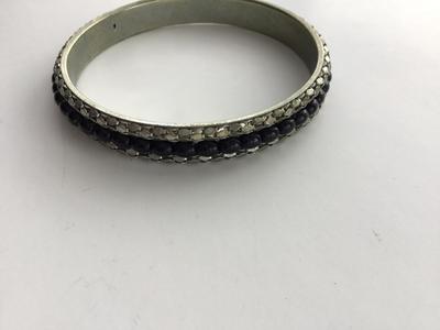 Unmarked fashion bracelet