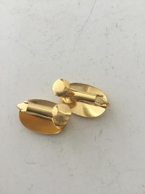 Unmarked vintage screw on earrings