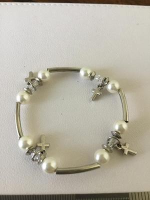 Stretchy cross stretchy bracelet