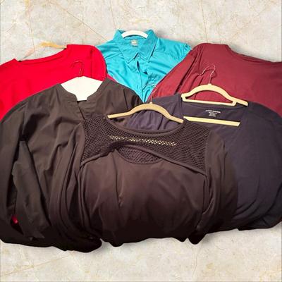 *Womens Lot of Tops & 1 Pair of Dickies!