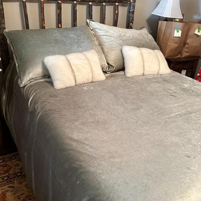 *Queen Size Sea Foam Velveteen Bedding with Bedspread, Cover by Lili Allessandra, Dust Ruffle and 4 Pillows (BR2)